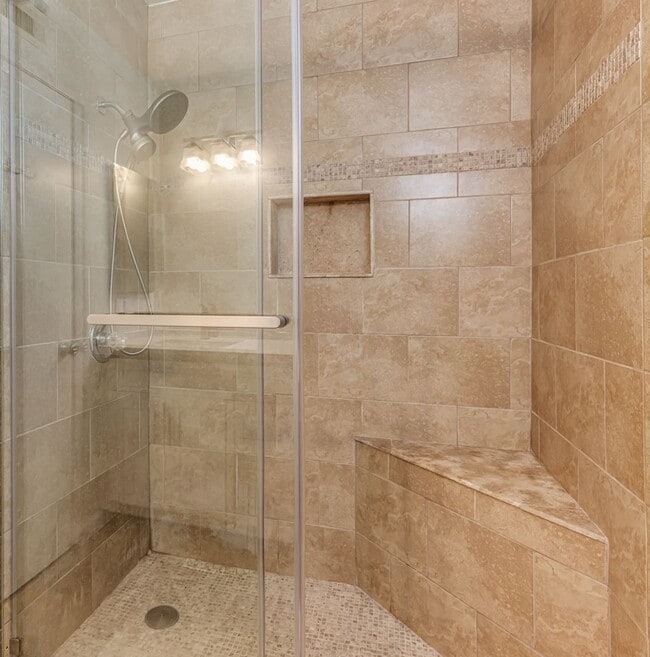 Building Photo - Modern 1 Bedroom Condo with Lakes in the c...