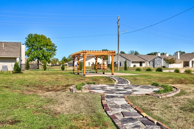 Building Photo - Home Like Living at Apartment Prices
