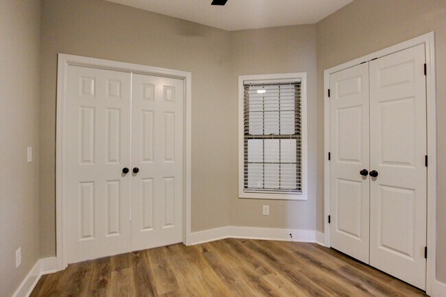 Building Photo - 102 Riverbend Dr