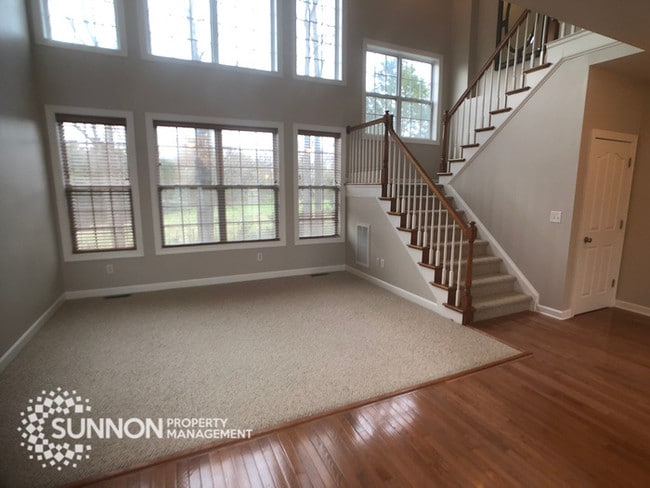 Building Photo - Gorgeous 4 BR 3 BA + Bonus in Winding Walk