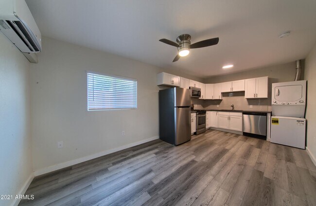 Building Photo - 908 E Pasadena Ave