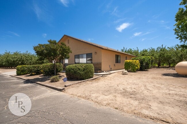 Building Photo - Fresno Westside Farm Home, 2BR/2BA, Built 1992 – Modern Updates!