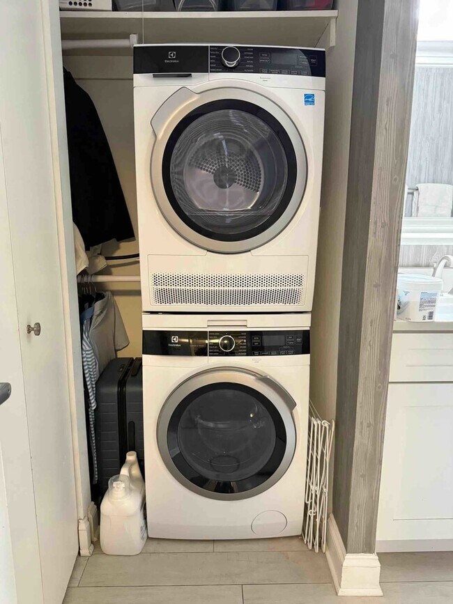 Building Photo - 10 E Ontario St