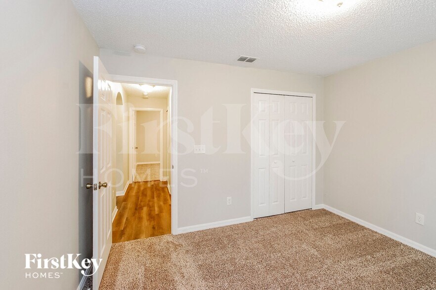 Building Photo - 15 Rymen Ln