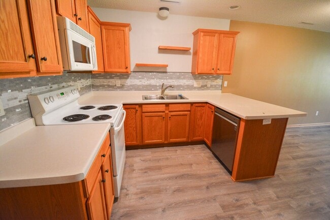Building Photo - Cozy 2 Bed, 1.5 Bath Townhome in Stewartville, MN
