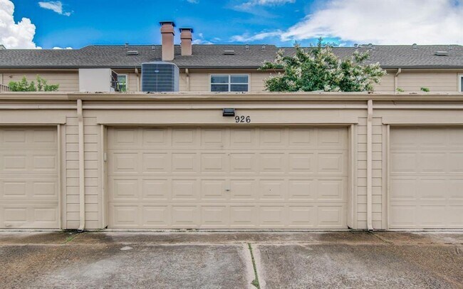 Building Photo - 926 Memorial Village Dr