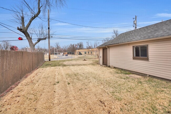 Building Photo - 812 E Olmstead Ave