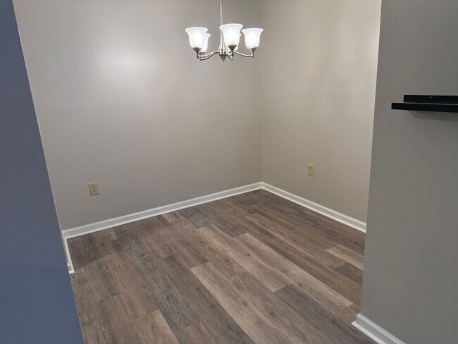 Building Photo - Inviting 1-Bedroom Condo with Natural Light!