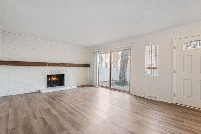 Building Photo - 3 Bedroom, 1.5 Bath Condo Available in Cinnimon Courtyard