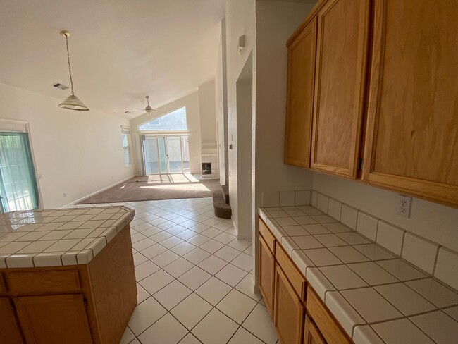 Building Photo - 566 Versailles Ln