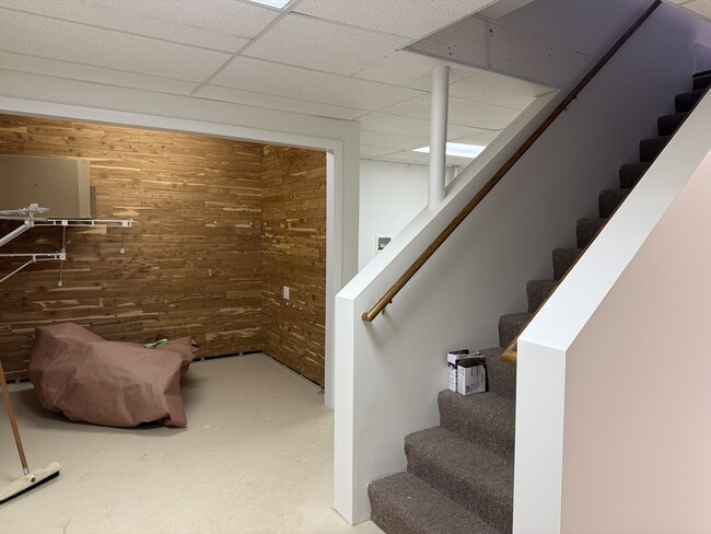 Building Photo - 585 Burncoat St