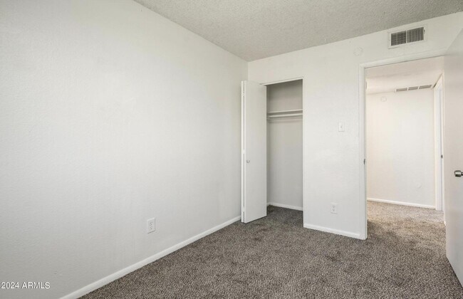 Building Photo - 4040 W Palomino Rd