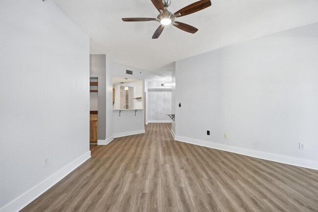 Building Photo - 2005 Mariposa Vista Ln