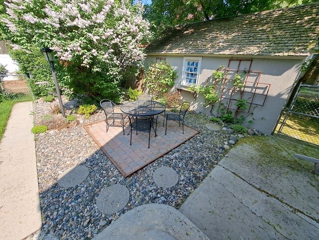 Building Photo - 3 Bedroom home, great location!