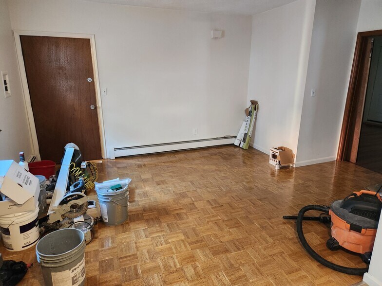 Building Photo - 7 School Ct