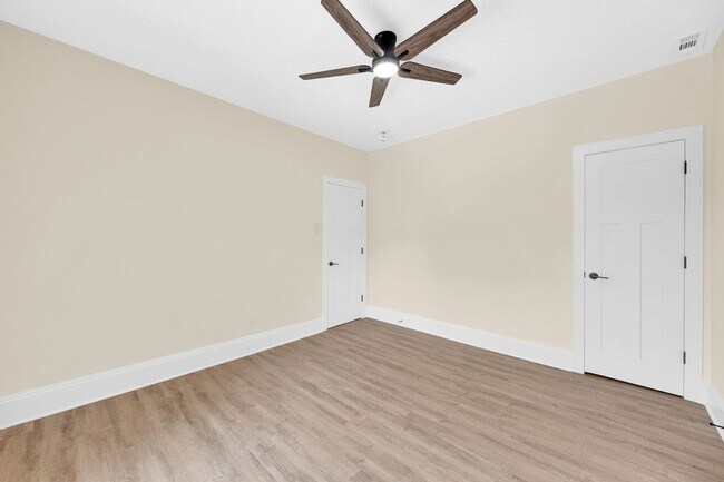 Building Photo - 2322 Scranton Rd