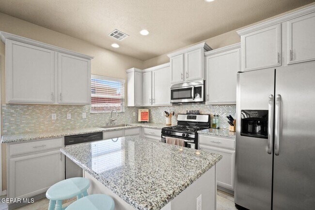 Building Photo - 3825 Loma Reina
