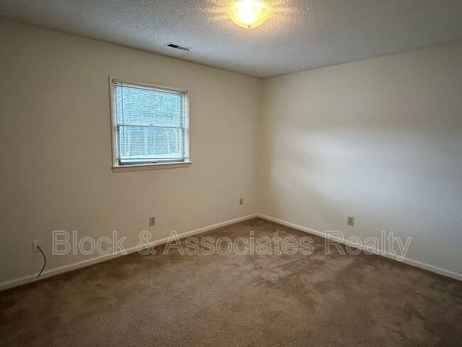 Building Photo - 601 Timberline Dr SE