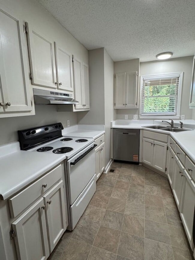 Building Photo - Downtown Greer area - This duplex is such ...