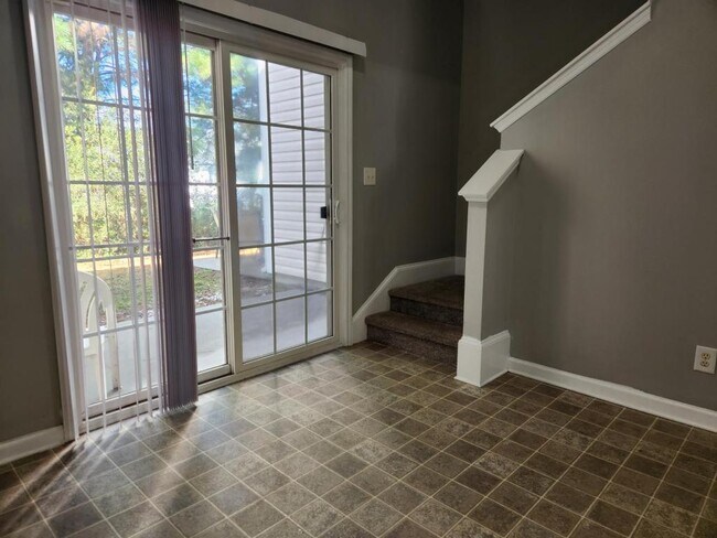 Building Photo - 111 Maddux Ln