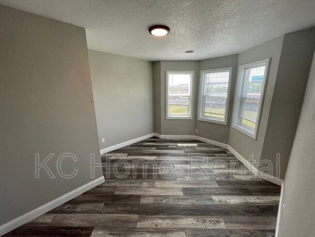 Building Photo - 3400 E 14th St