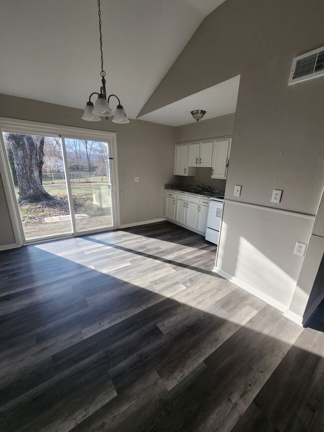 Building Photo - Updated 3 bedroom 1.5 bath home in Valley Station with a garage!