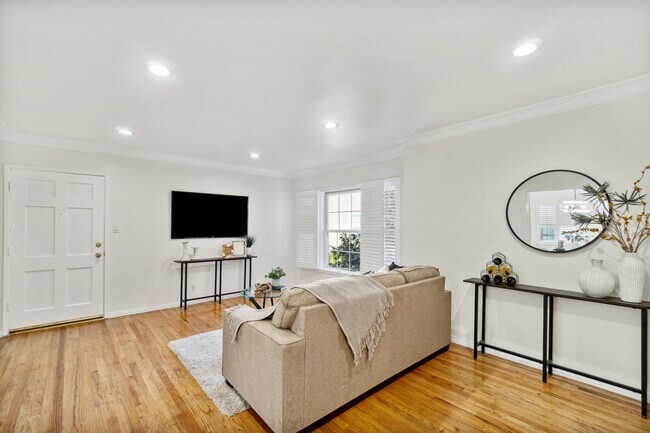 Building Photo - 15034 1/2 Dickens St