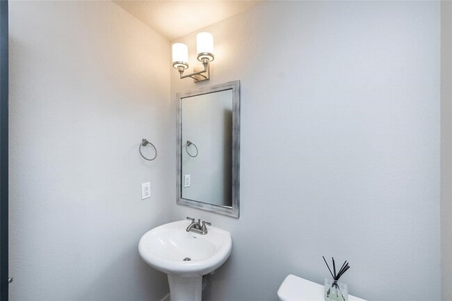 Building Photo - 3301 Wynwood Dr