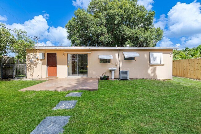 Building Photo - 6111 NW 43rd Ave