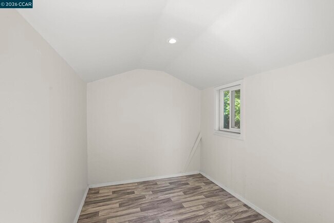 Building Photo - 10 Darnby Ct