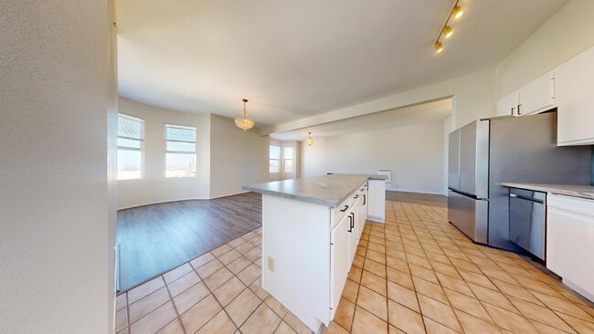 Building Photo - Gorgeous Remodeled 3BD/2BA with Parking & City Views in Nob Hill