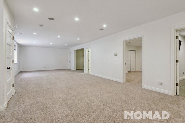 Building Photo - Stunning 5BR House in Denver