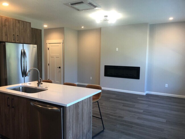 Building Photo - M2243