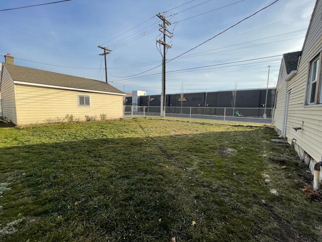 Building Photo - Cozy three bedroom home