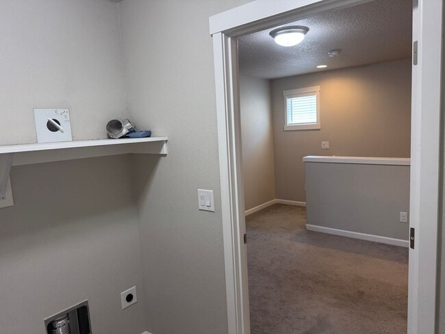 Building Photo - Amazing 3 bedroom home