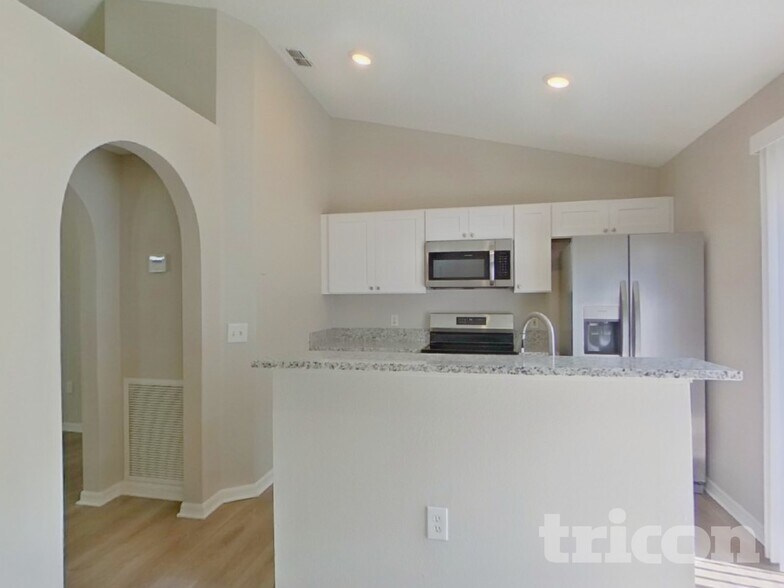 Building Photo - 5852 Lake Front Dr