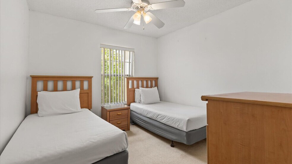 Building Photo - 4754 Vero Beach Pl