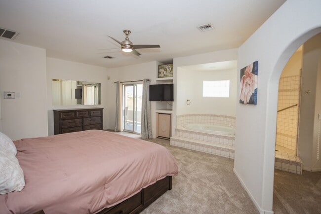 Building Photo - 2320 Snead Dr