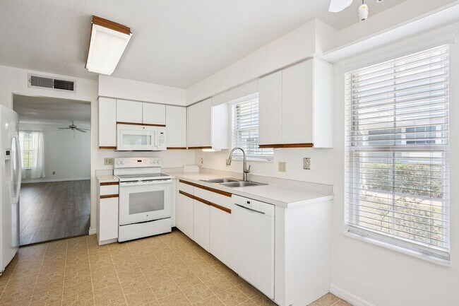 Building Photo - Ground Floor 2 Bed / 2 Bath with New Flooring