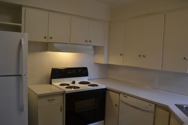 Building Photo - Quaint two-bedroom charmer in Northeast Salem