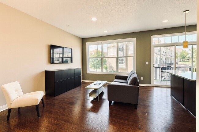 Building Photo - Updated 4bed/3bath Townhome in Prime Maple...