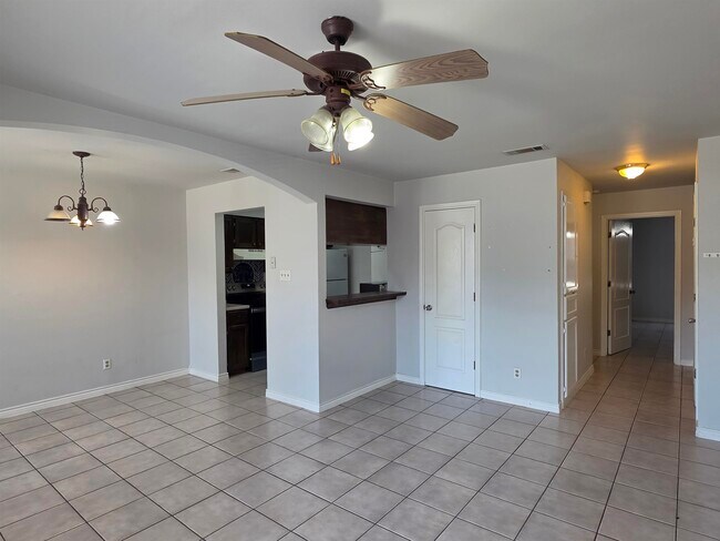 Building Photo - 207 Martingale