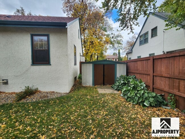 Building Photo - Charming 3/2 near McKennan Park