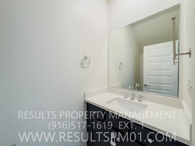 Building Photo - Newer Upgraded 3 Bed 2.5 Beautiful Home