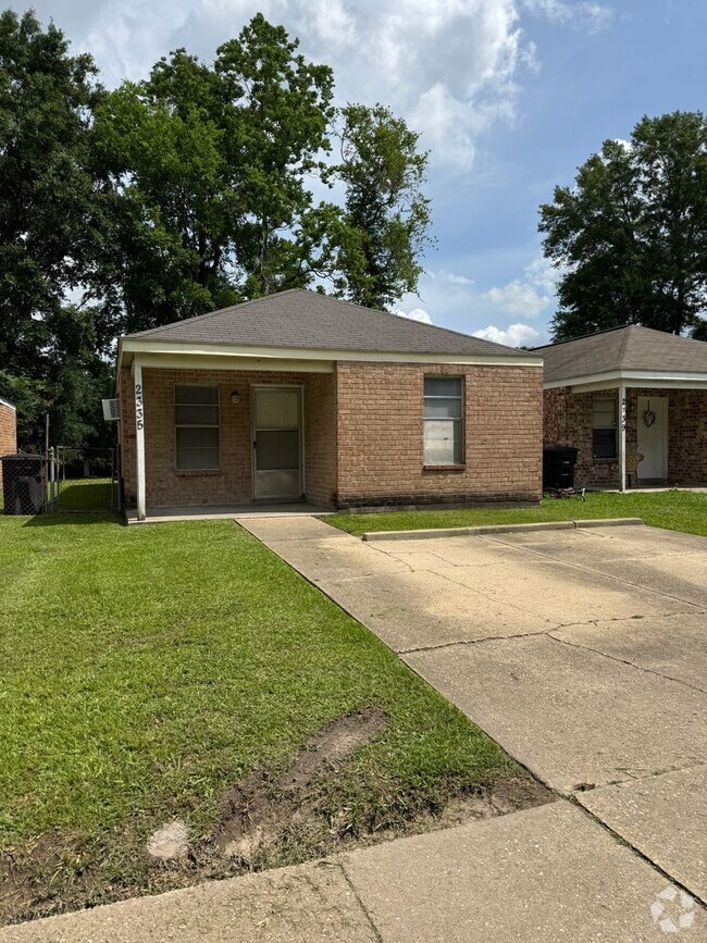 Building Photo - 2335 Elm Park Dr