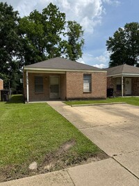 Building Photo - 2335 Elm Park Dr