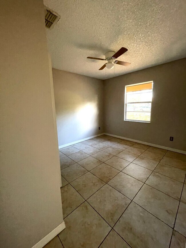 Building Photo - Nice 2/1 Duplex Home for Rent in St. Cloud