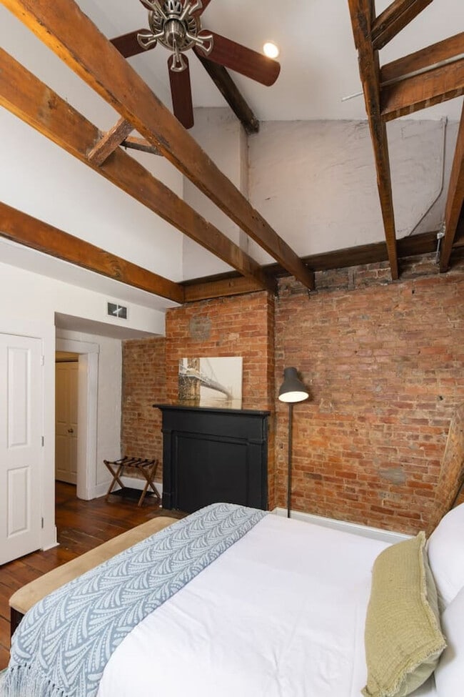 Building Photo - 152 E McMicken Ave