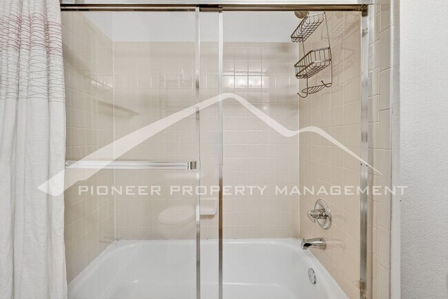 Building Photo - Spacious Home with Central AC and Gas Fireplace