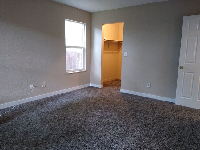Building Photo - Charming 2 Bedroom 2 Bath w/ Large Yard, 1 Car Garage and Central Air/Heat